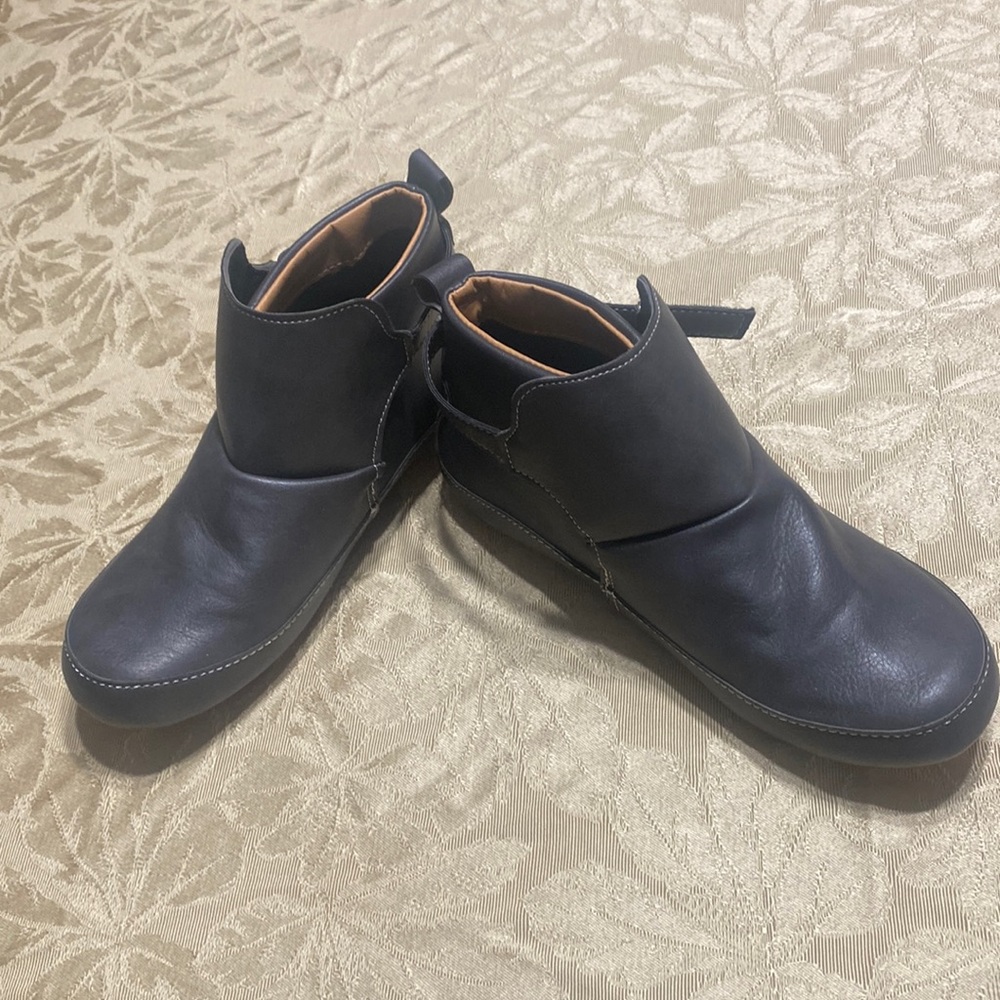 Gray short boots SZ 9 never worn strap on each side